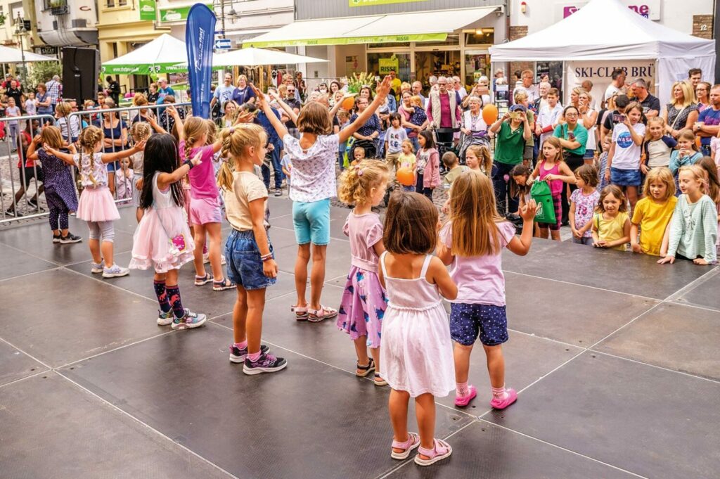 Kinder der Tanzschule Breuer führen einen Tanz auf der Bühne auf.