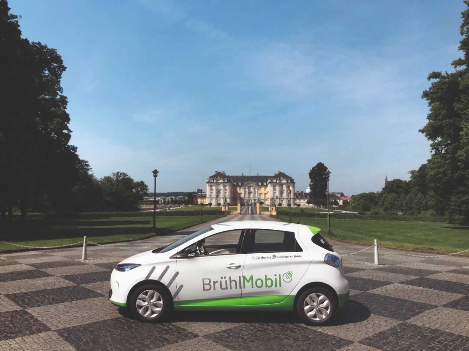 E-Carsharing Auto vor dem Brühler Schloss