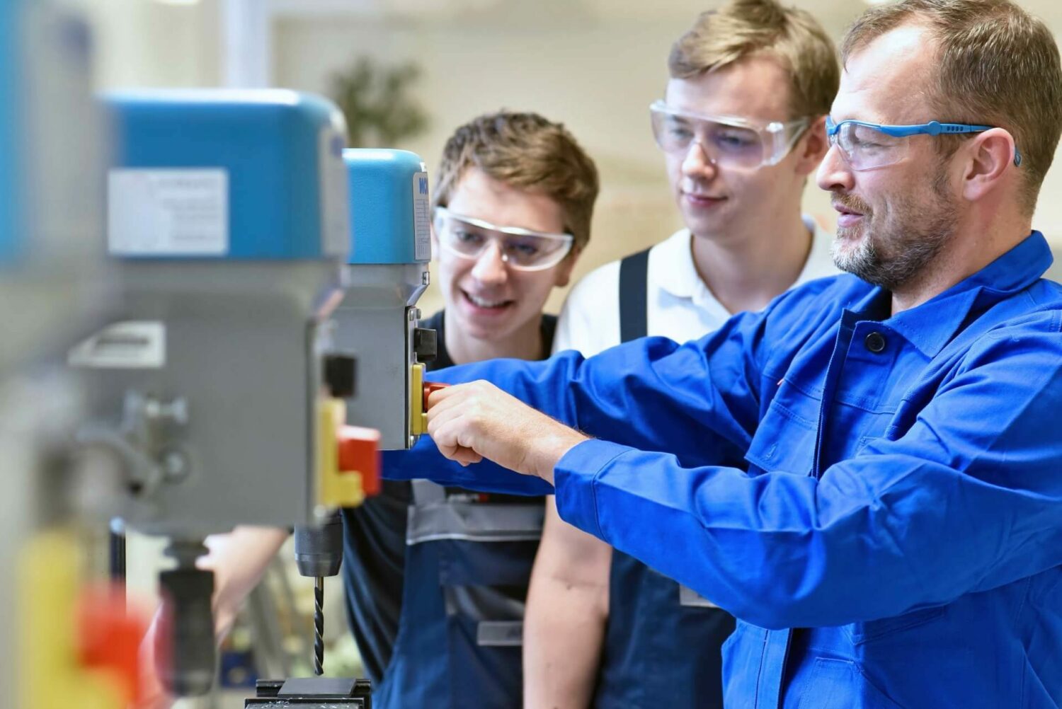 Mitarbeiter mit Schutzbrillen