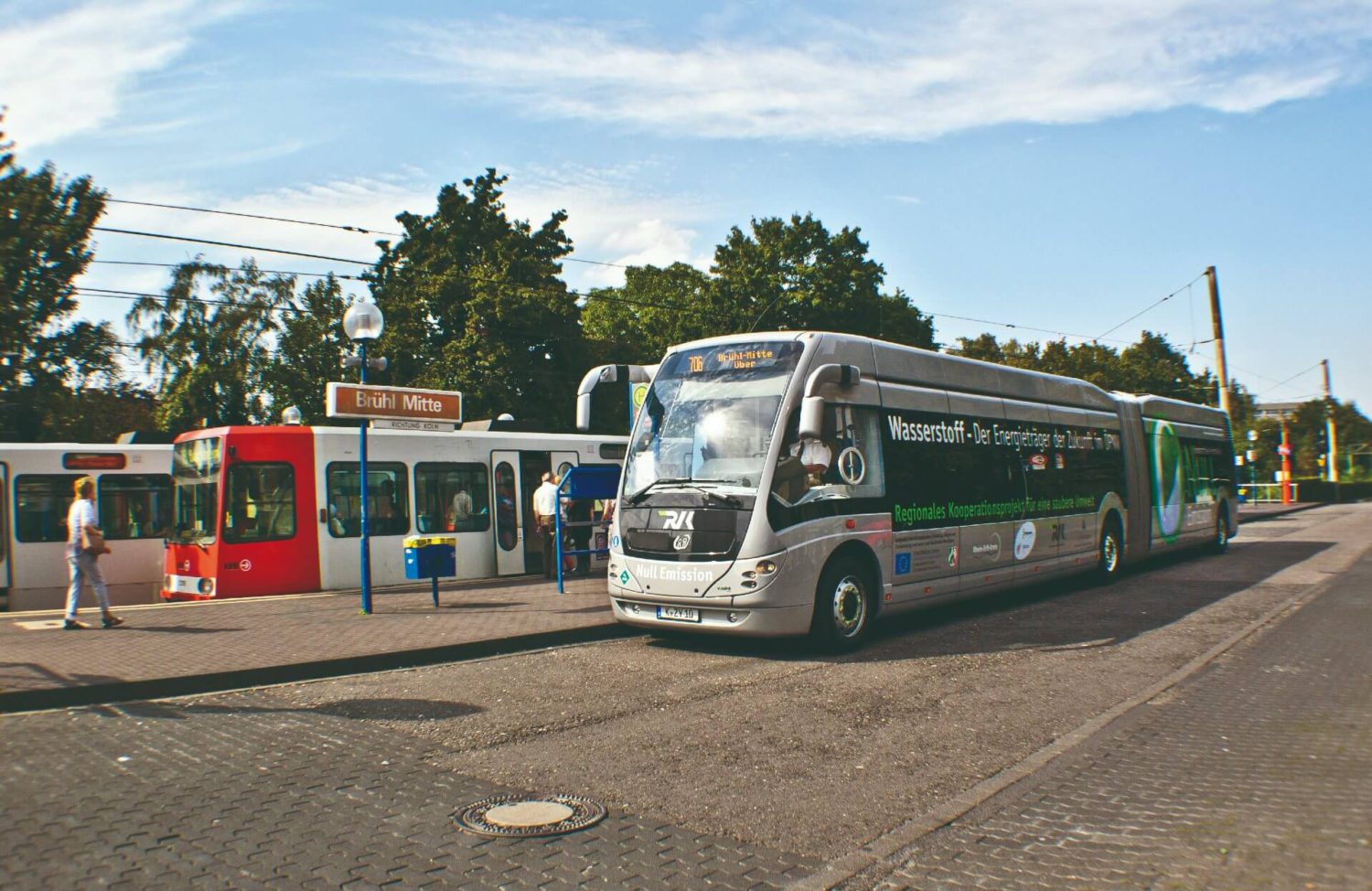 Bus an Bushaltestelle Brühl Mitte