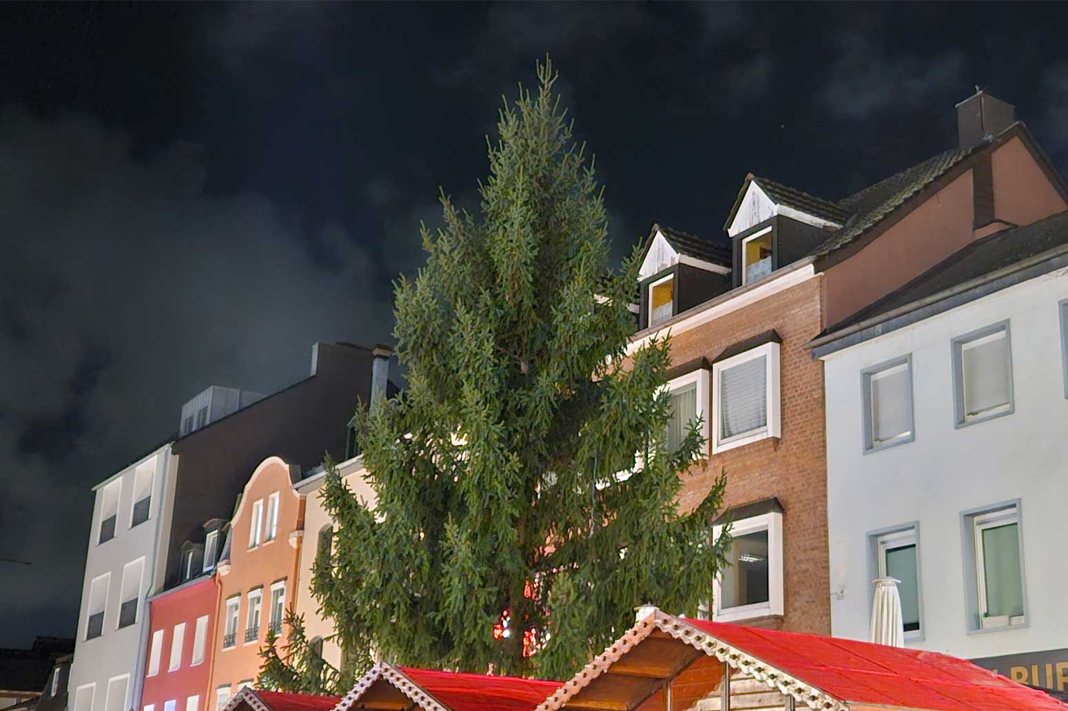 Der ungeschmückte Weihnachtsbaum des Weihnachtsmarkt Brühl am Abend