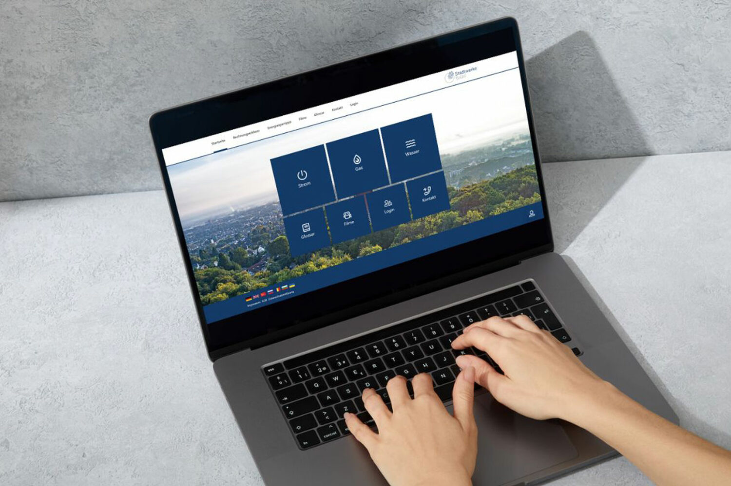 Hände auf der Tastatur eines Laptops, dessen Bildschirm die Webseite des Rechnungserklärer zeigt.