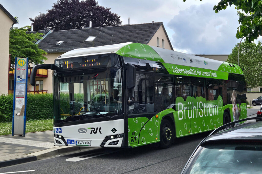 grün beklebter Bus an der Haltestelle Zum Herrengarten