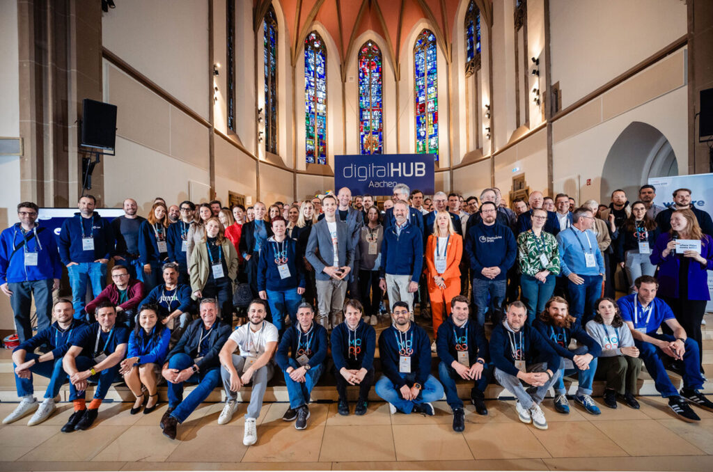 Über 50 Teilnehmerinnen und Teilnehmer beim Gruppenfoto in einer Kirche