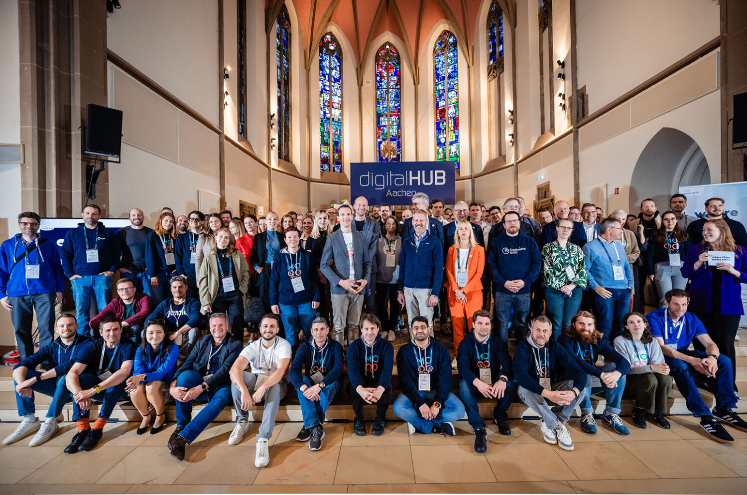 Über 50 Teilnehmerinnen und Teilnehmer beim Gruppenfoto in einer Kirche