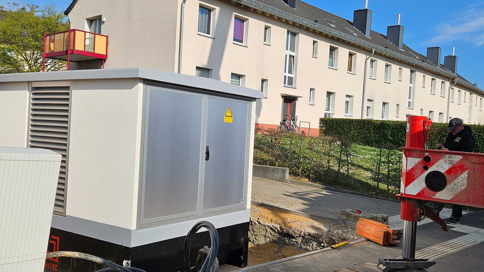 Trafohäuschen steht in Erdaushub