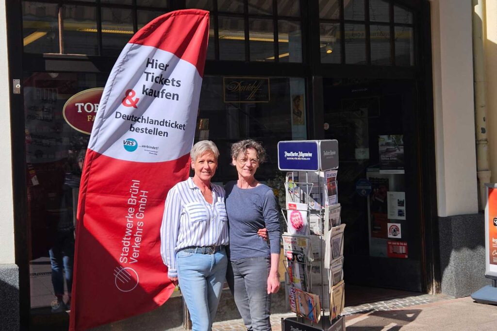 Stadtbus Beachflag und die beiden Geschäftsinhaberinnen vor ihrem Laden