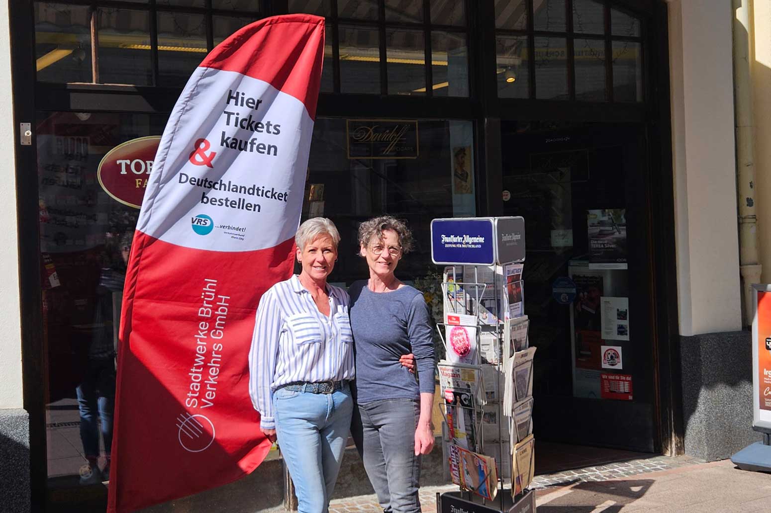 Stadtbus Beachflag und die beiden Geschäftsinhaberinnen vor ihrem Laden