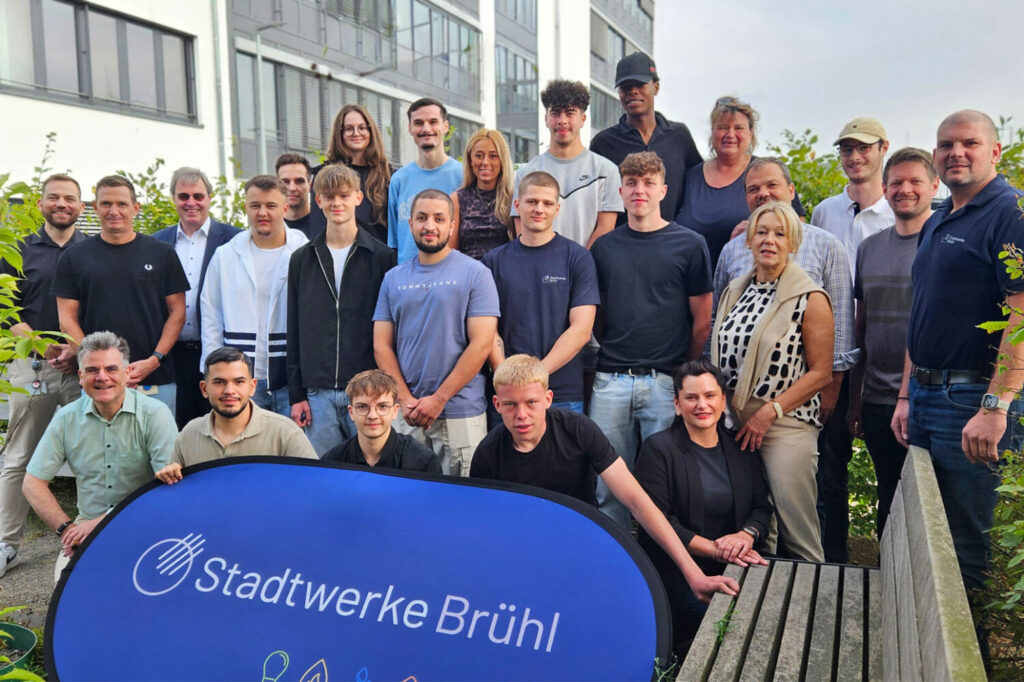 Gruppenfoto von Stadtwerke Mitarbeitern und Azubis
