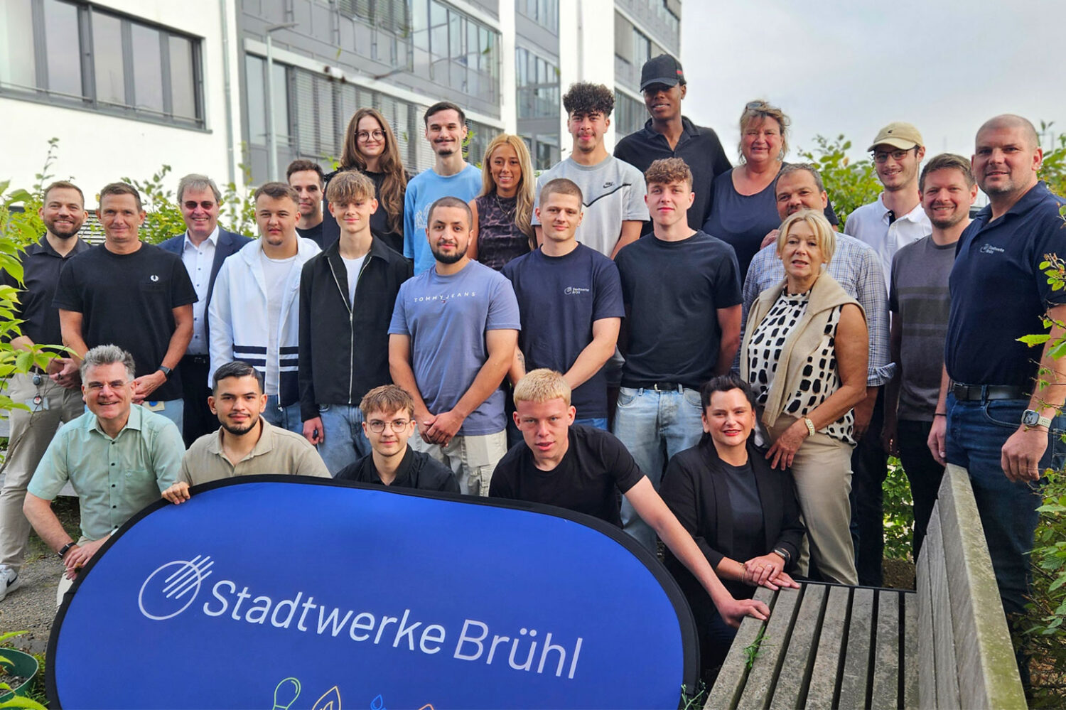 Gruppenfoto von Stadtwerke Mitarbeitern und Azubis