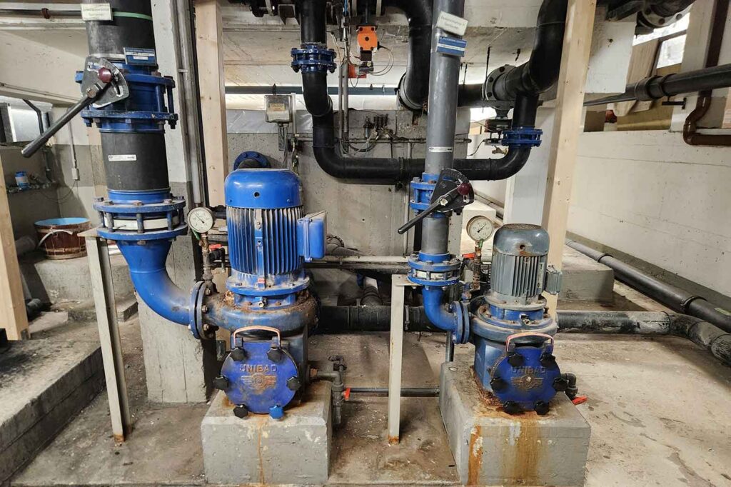 2 blaue leicht verdreckte alte Pumpen