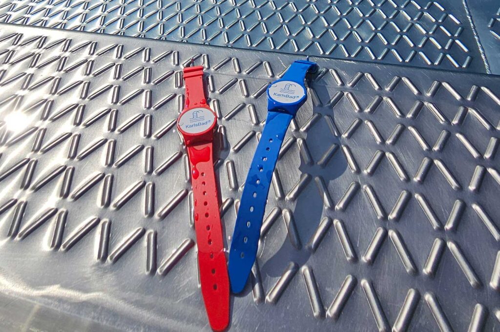 ein rotes und ein blaues Wertband liegen am Rand des Schwimmbeckens