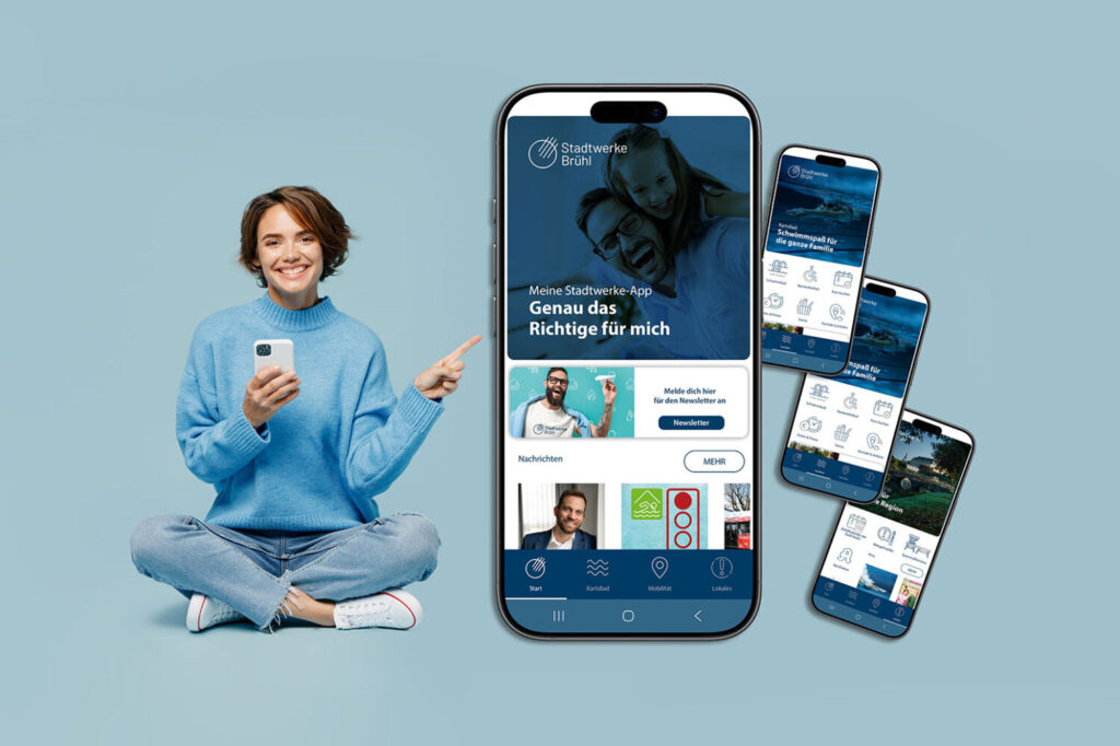Frau sitzt mit Handy in der Hand und zeigt auf vergrößertes Handy
