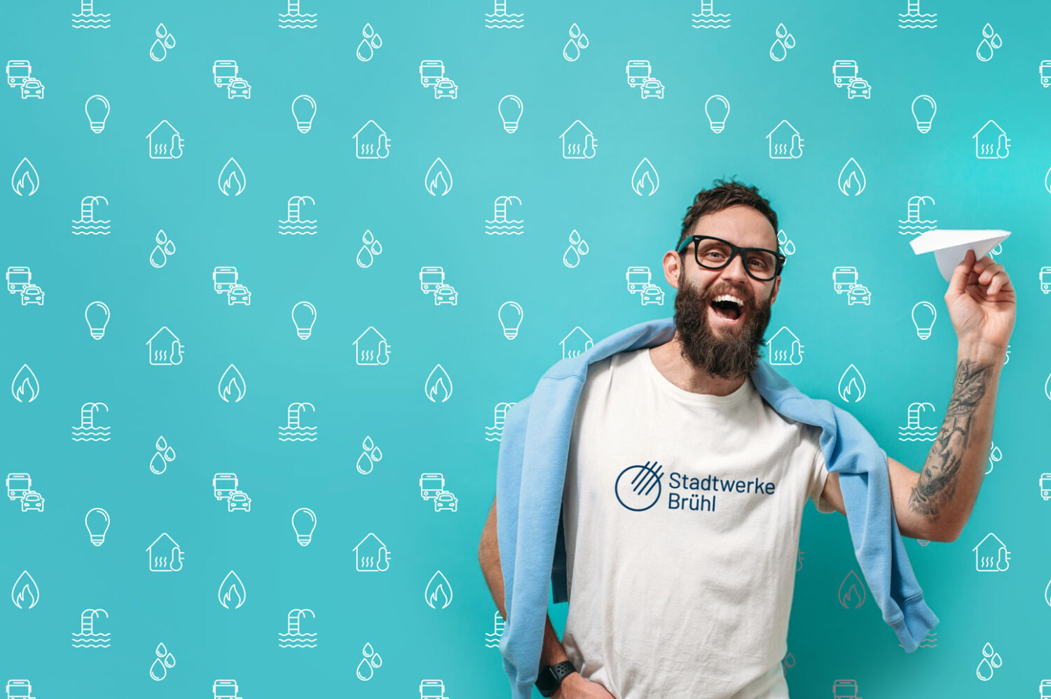 Mann steht mit Papierflieger auf der rechent Seite des Fotos