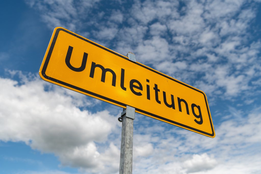 gelbes Straßenschild Umleitung