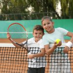 Kinder auf dem Tennisplatz