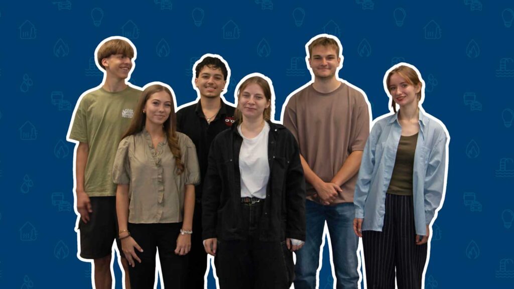 6 Azubis in legerer Alltagskleidung