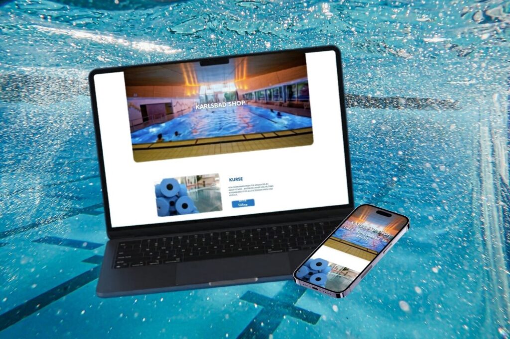 Laptop und Smartphone im Schwimmbecken mit dem geöffneten KarlsBad- Webshop