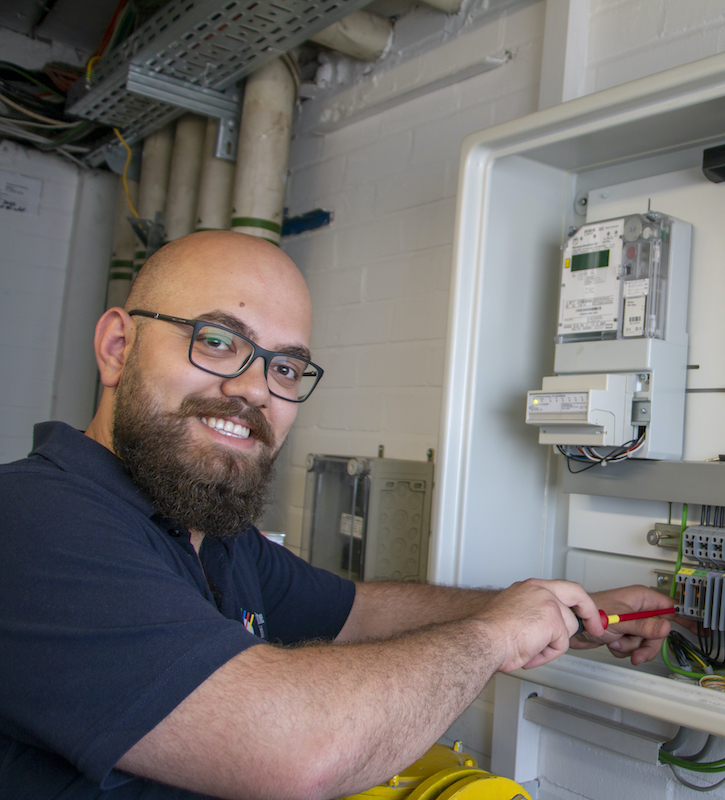 Bild eines Mitarbeiters am Zählerkasten