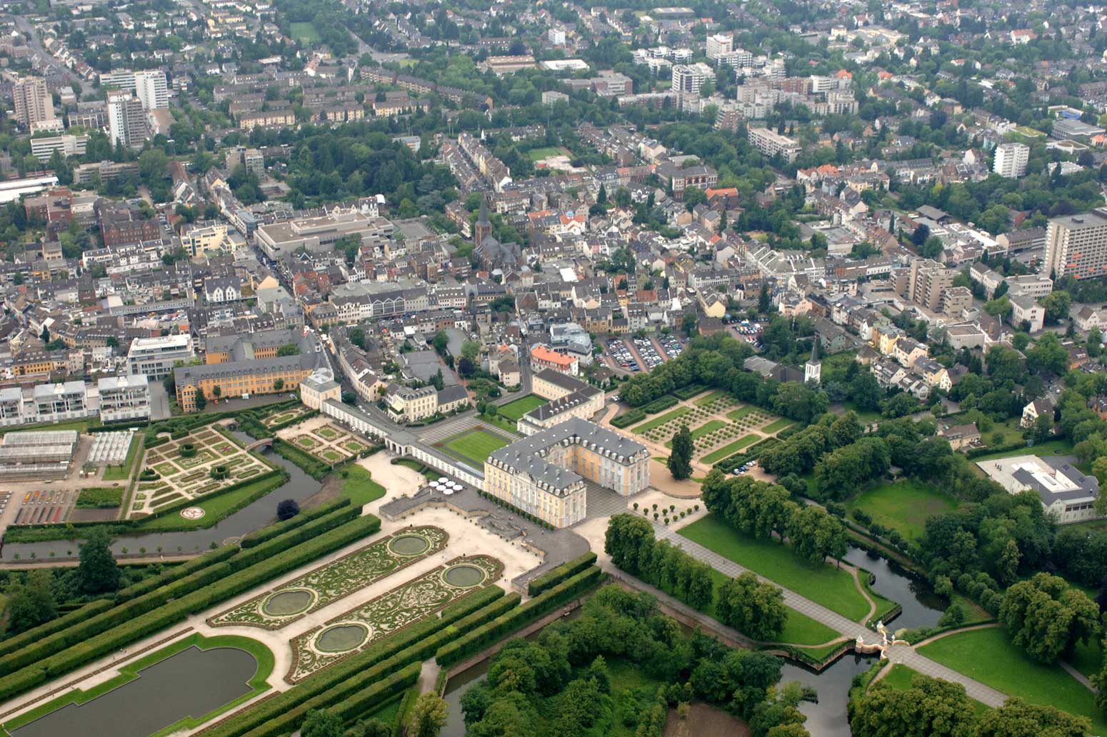 Luftaufnahme der Stadt Brühl mit Schloss im Vordergrund