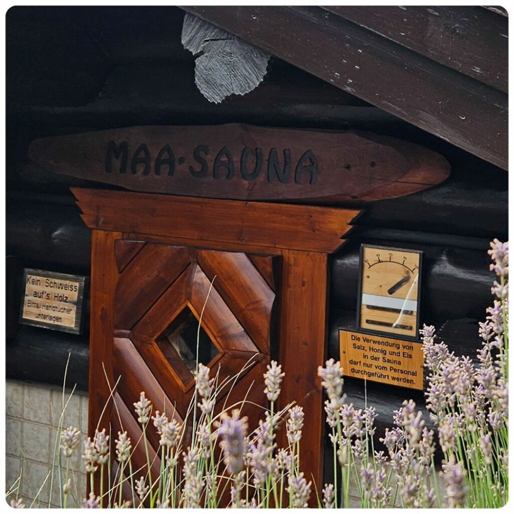 MAA Sauna außen mit Lavendel