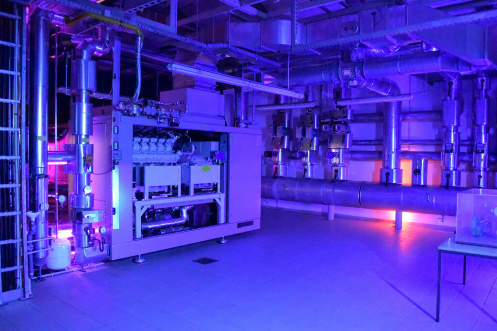Blockheizkraftwerk innen, blau-violett beleuchtet