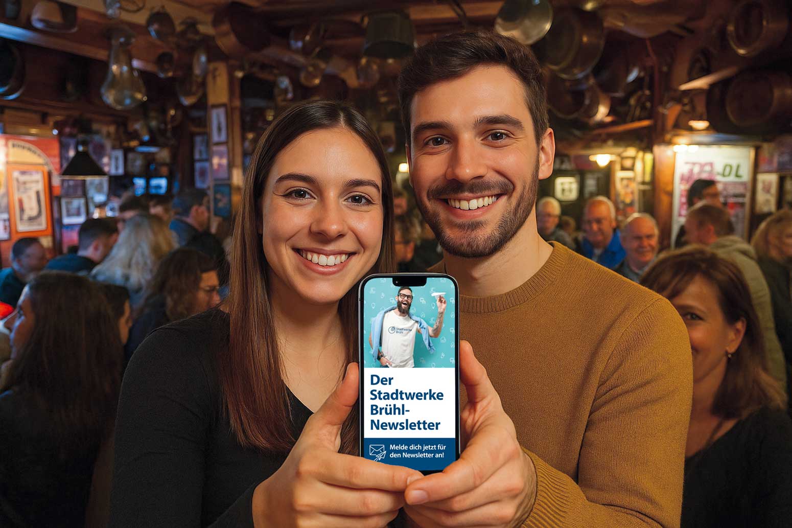 Paar im Pub mit Smartphone das den Newsletter zeigt