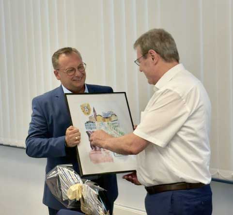 Frank Pohl überreicht Thomas Isele ein Aquarell von Brühl