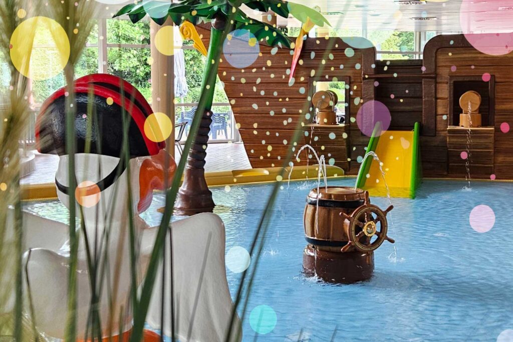 Eltern-Kind Becken im Look eines Piratenschiffs