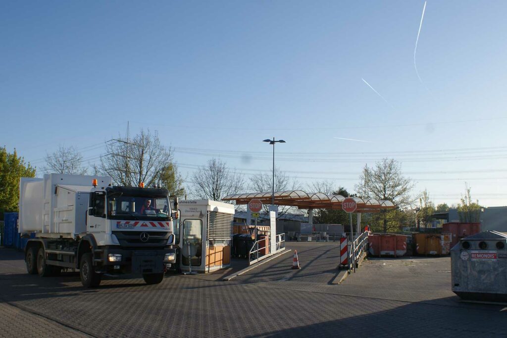 Müllauto und Glascontainer auf dem Wertstoffhof des Stadtservicebetriebs Brühl