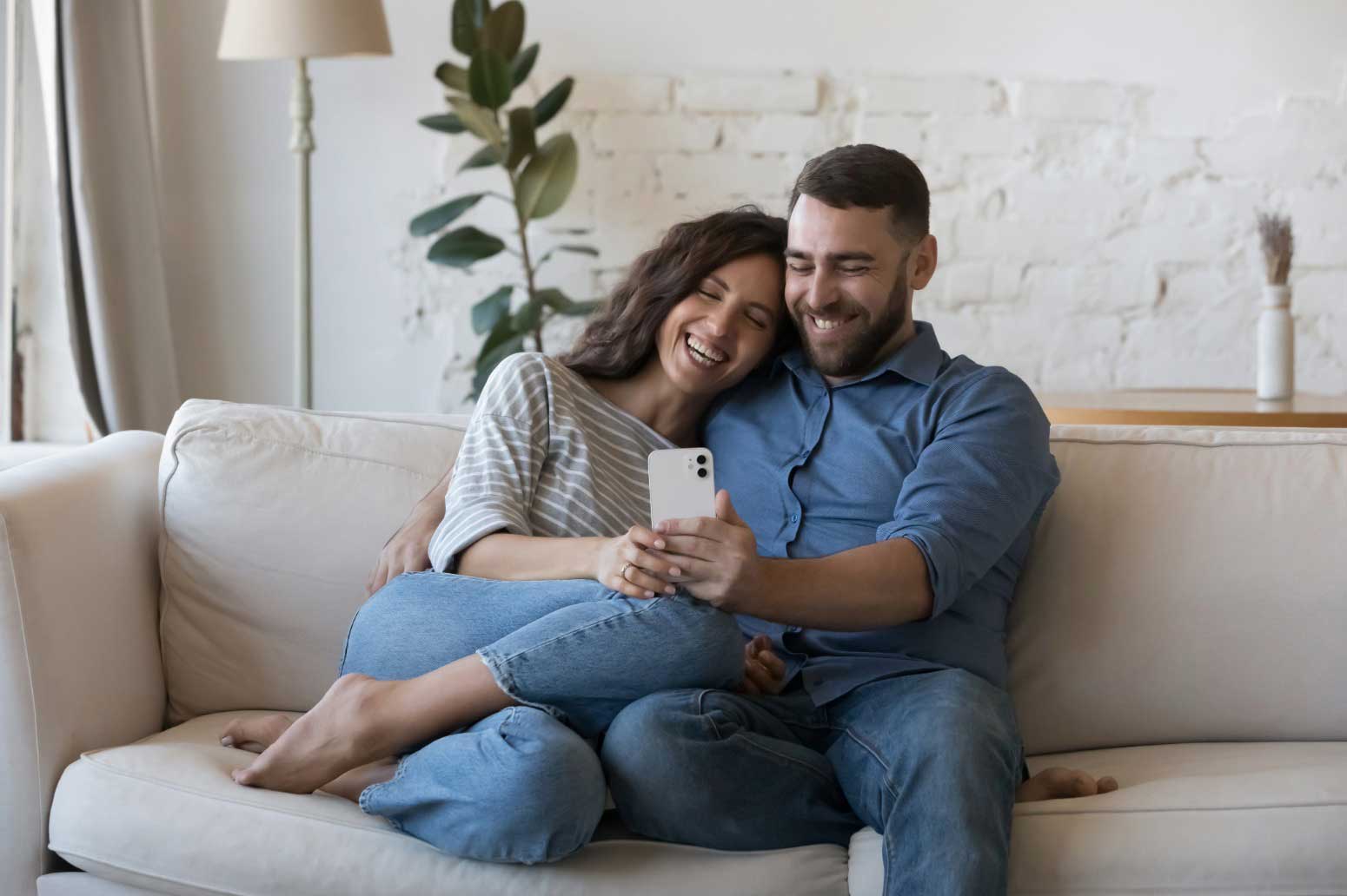 Fröhliches Paar mit Smartphone in der Hand