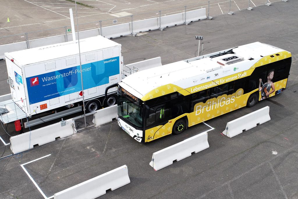 Wasserstoffbus mit gelber Beklebung "BrühlGas" an der Wasserstofftankstelle